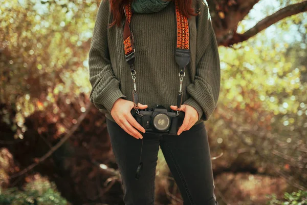 Junge Frau in Nahaufnahme mit alter Filmkamera in der Hüfte — Stockfoto