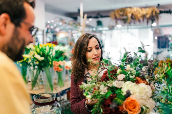 Mujer Joven Comprando Ramo Flores Una Floristería —  Fotos de Stock