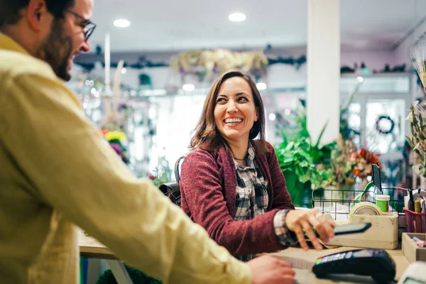 Jeune Femme Payant Dans Vétérinaire Avec Son Smartphone — Photo