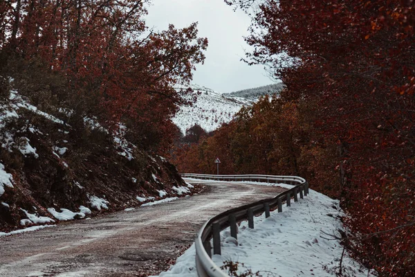 Χιονισμένο Ορεινό Δρόμο Την Ανατολή Του Ηλίου Στην Ισπανία — Φωτογραφία Αρχείου