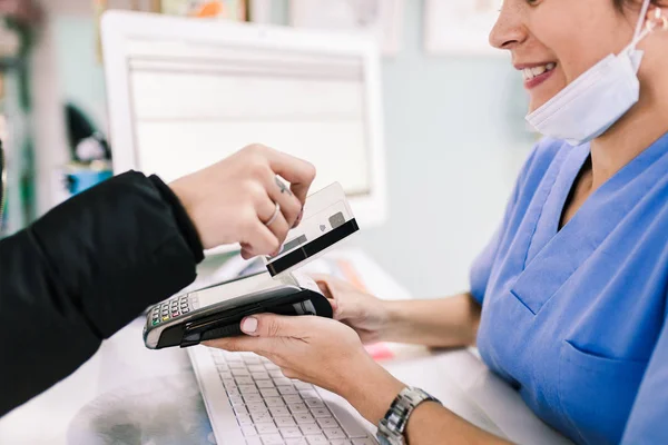 Jonge Vrouw Betaalt Een Dierenarts Met Creditcard — Stockfoto