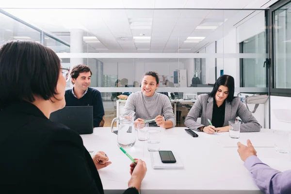 Grupo de trabajadores de oficina en una reunión en torno al jefe — Foto de Stock