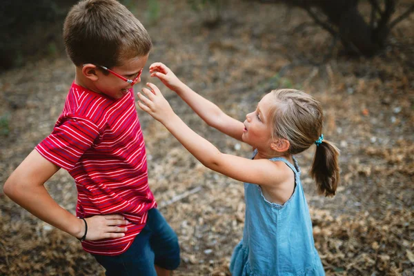 Zwei Kinder spielen und tanzen im Wald — Stockfoto