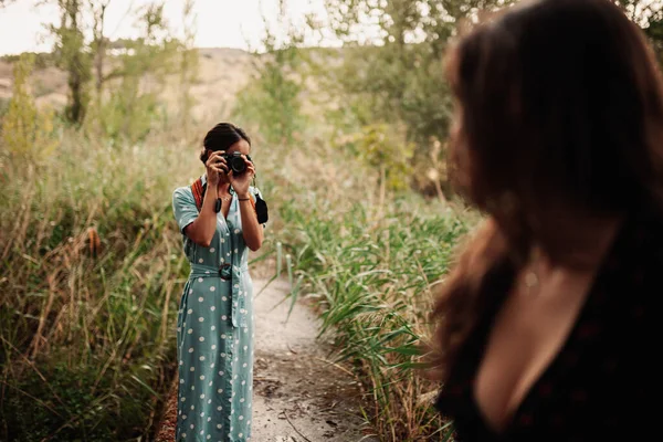 Zwei junge Frauen fotografieren sich gegenseitig im Wald — Stockfoto