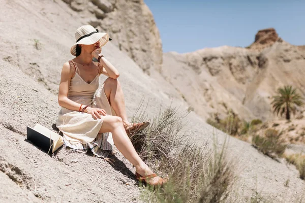 Femme séduisante réfléchie avec la main sur son menton — Photo