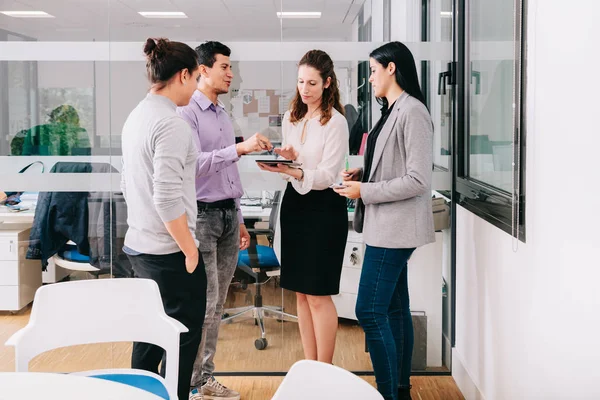 Grupo de trabajadores de oficina en una reunión en torno al jefe — Foto de Stock