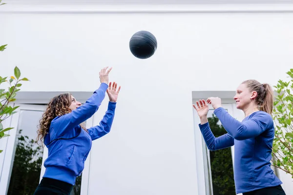 Deux jeunes femmes faisant de l'exercice avec le ballon de médecine — Photo