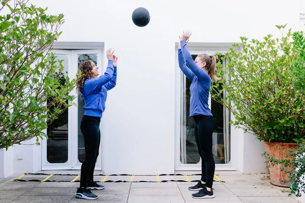Deux jeunes femmes faisant de l'exercice avec le ballon de médecine — Photo