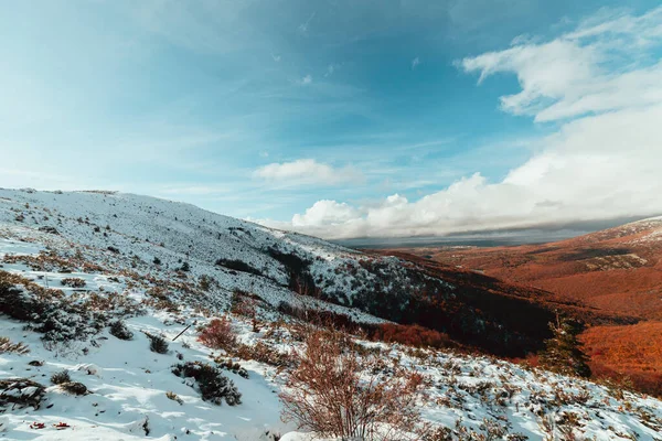 Vistas del valle del invierno desde la montaña nevada — Foto de Stock