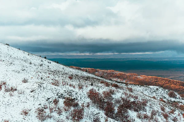 Вид на зимову долину зі засніженої гори — стокове фото