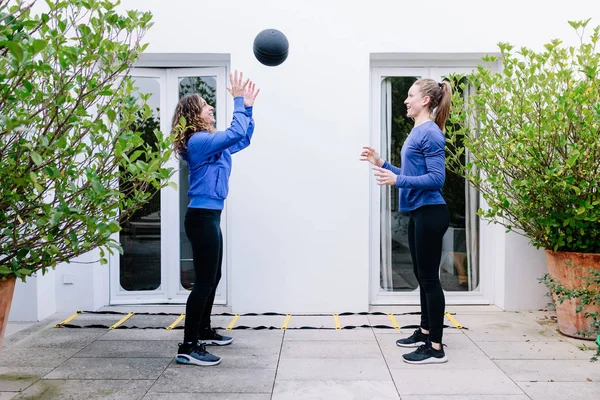 Deux jeunes femmes faisant de l'exercice avec le ballon de médecine — Photo