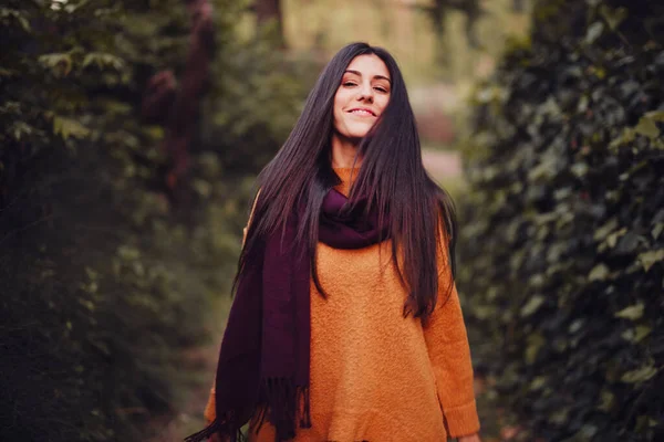 Femme souriante regardant la caméra sur le terrain — Photo