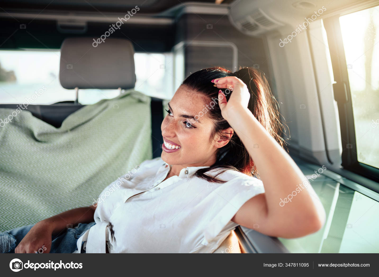 Jeune Femme Assise Sur Siege Conducteur Dans Van Avec Mini Photo de stock par vientocuatroestudio 347811095