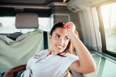 Şoför koltuğunda mini etekli genç bir kadın oturuyor.