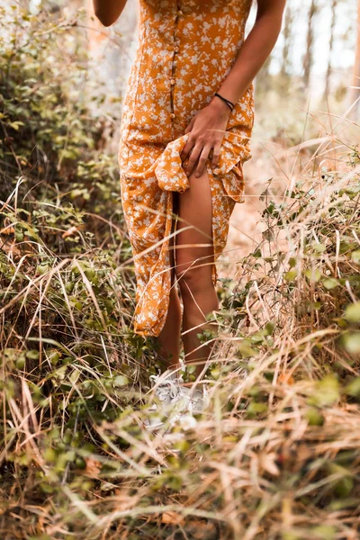 Νεαρή Γυναίκα Περπατά Στο Δάσος Φορώντας Φορέματα — Φωτογραφία Αρχείου