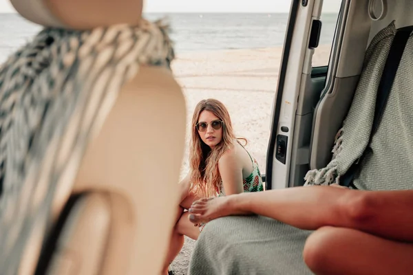 Dos Mujeres Jóvenes Dentro Furgoneta Cerca Playa Con Las Piernas —  Fotos de Stock