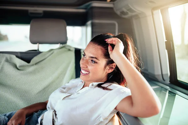 Junge Frau Sitzt Auf Dem Fahrersitz Kleintransporter Mit Minirock — Stockfoto