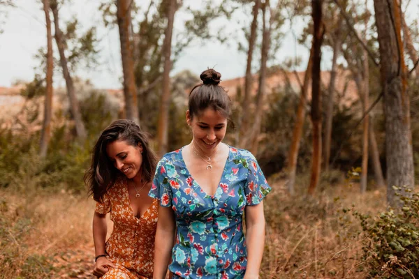 2人の若い女性がドレスを着て森を歩く — ストック写真
