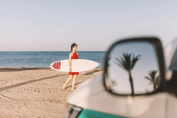 Mujer Joven Con Tabla Surf Playa Cerca Una Furgoneta — Foto de Stock