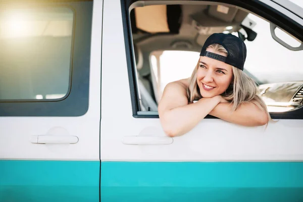 Joven Mujer Sonriente Mira Por Ventana Furgoneta —  Fotos de Stock