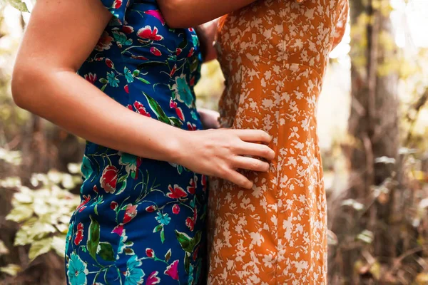 Duas Mulheres Abraçadas Cercadas Por Plantas Floresta — Fotografia de Stock