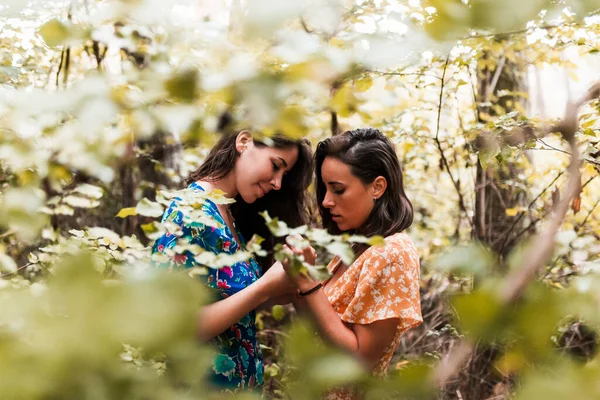 Two Women Touching Hands Surrounded Forest Plants — Stock Photo, Image