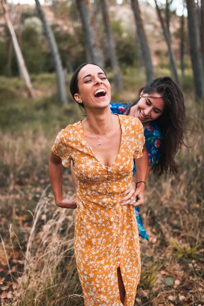 Δύο Νεαρές Γυναίκες Περπατούν Στο Δάσος Φορώντας Φορέματα — Φωτογραφία Αρχείου
