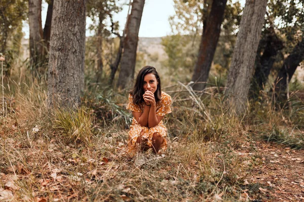Jeune Femme Souriante Accroupie Dans Forêt Portant Une Robe — Photo