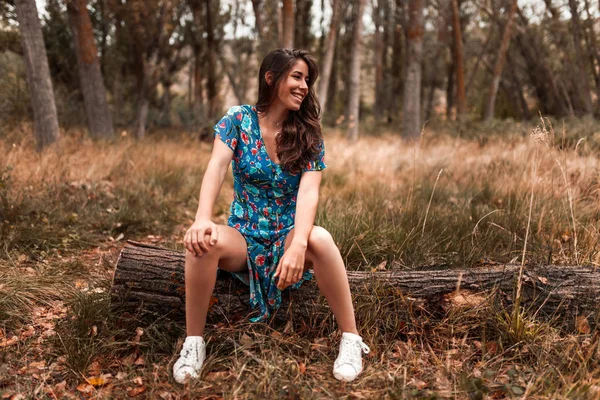 Mladá Usměvavá Žena Dřepící Lese Šatech — Stock fotografie