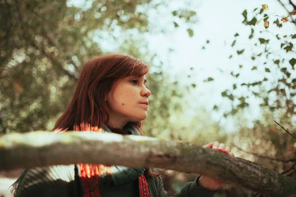 Jovem Observa Floresta Com Uma Velha Câmera Analógica — Fotografia de Stock