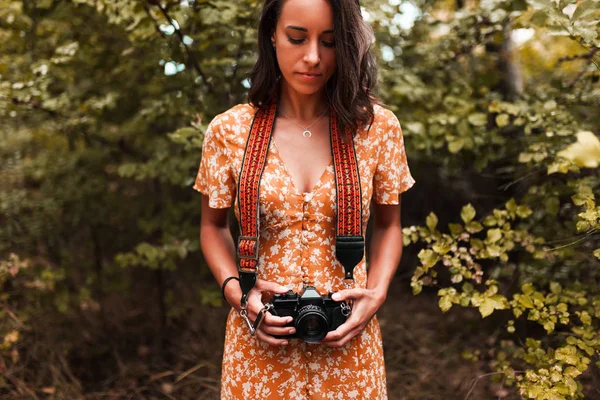 Jovem Com Câmera Analógica Vestindo Vestido Floresta — Fotografia de Stock