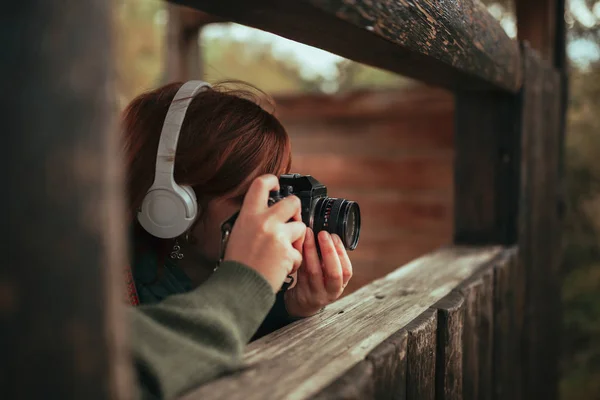 Mujer Joven Tomando Fotos Cabaña Madera Bosque — Foto de Stock