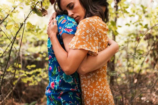 Duas Mulheres Abraçadas Cercadas Por Plantas Floresta — Fotografia de Stock