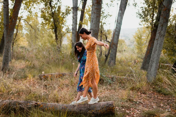 Duas Jovens Mulheres Caminhando Pela Floresta Vestindo Vestidos — Fotografia de Stock
