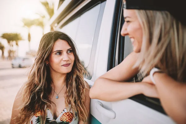 Dos Mujeres Jóvenes Sonriendo Una Caravana — Foto de Stock