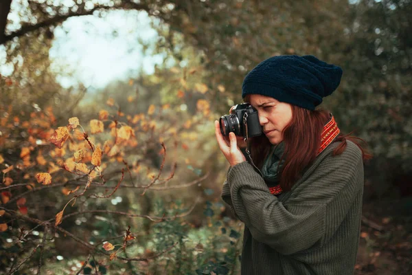 Jovem Mulher Tirando Fotos Floresta Com Uma Velha Câmera Analógica — Fotografia de Stock