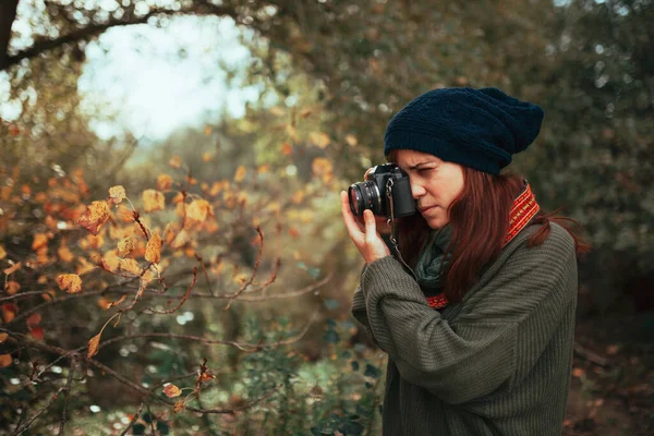 Giovane Donna Che Scatta Foto Nella Foresta Con Una Vecchia — Foto Stock