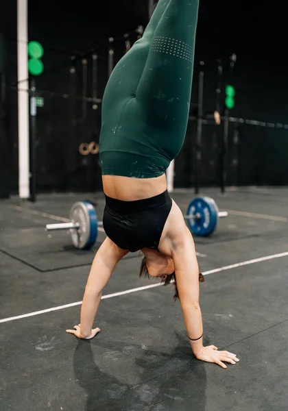 Mujer Joven Entrenando Suelo Gimnasio Haciendo Pie Manos Pie — Foto de Stock