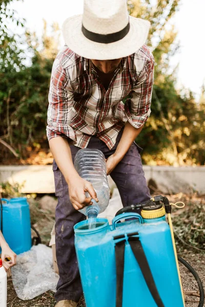 Jovem Agricultor Preparando Fertilizante Orgânico Com Tanque Bomba Manual Usando — Fotografia de Stock