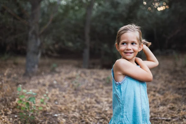 Ein Kleines Blondes Mädchen Lächelt Wald — Stockfoto