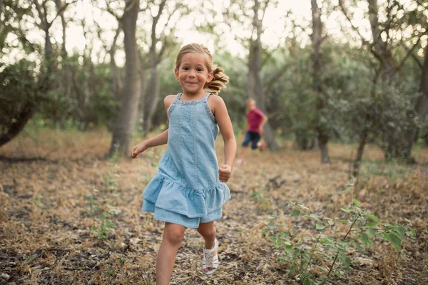 Zwei Kinder Laufen Wald Herum — Stockfoto