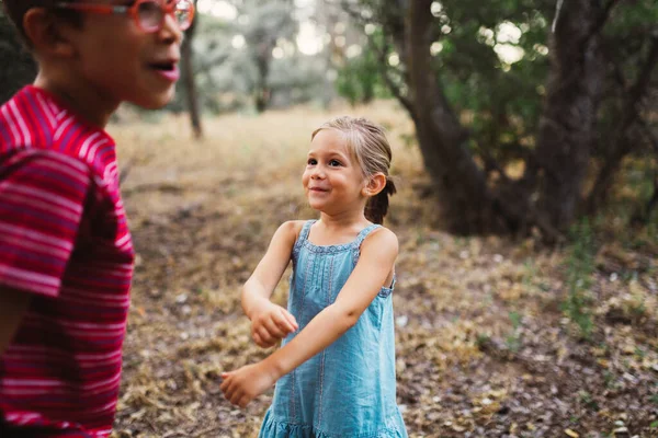 Zwei Kinder Spielen Und Tanzen Wald — Stockfoto