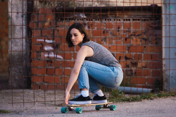 Mulher Skatista Jovem Montando Seu Longboard Aldeia Casual Vestindo Conceito — Fotografia de Stock