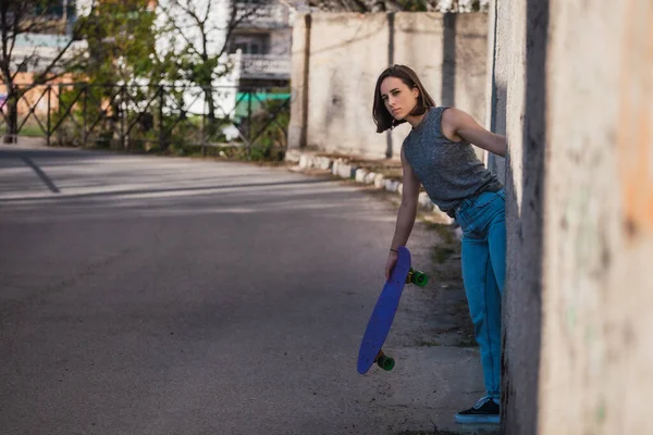 Jeune Femme Avec Skateboard Bleu Penny Dans Port Occasionnel Saisit — Photo