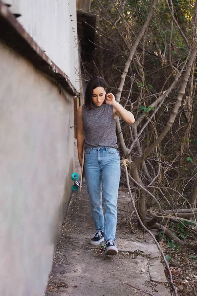 Jeune Patineuse Marchant Avec Son Longboard Dans Village Tenue Décontractée — Photo