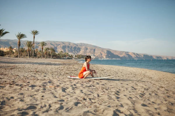 Young Woman Beach Her Surf Table Waiting Sand — Stock Photo, Image