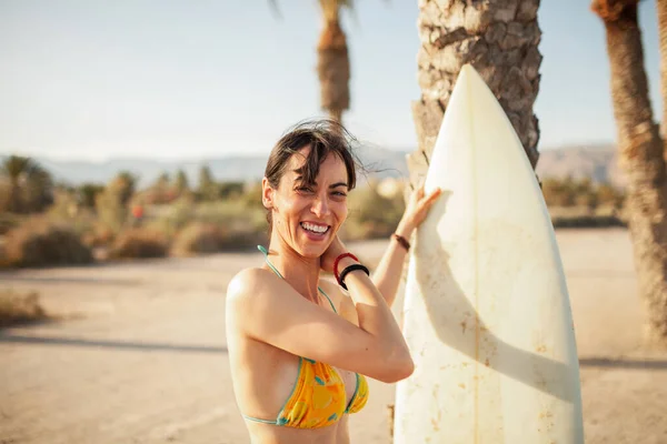 Jonge Vrouw Loopt Het Strand Met Haar Surfplank — Stockfoto