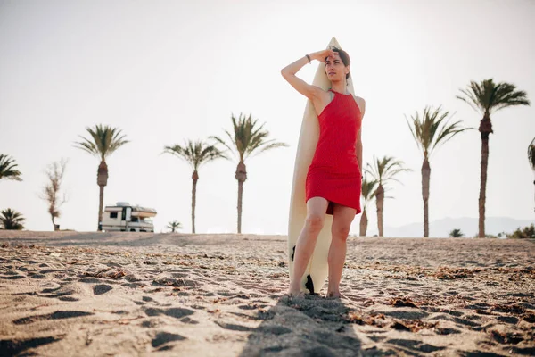 Mujer Surfista Joven Cubriendo Cara Mano Del Sol Con Tabla —  Fotos de Stock