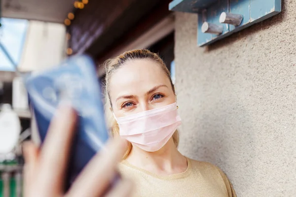 Žena Selfie Během Karantény Balkóně Sobě Chirurgické Masky — Stock fotografie
