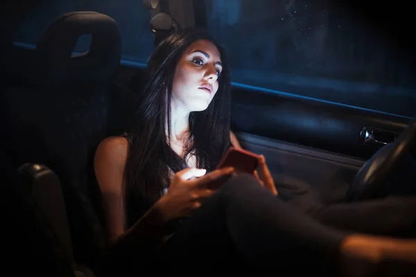 Jeune Femme Intérieur Une Voiture Utilisant Son Smartphone Regarder Par — Photo